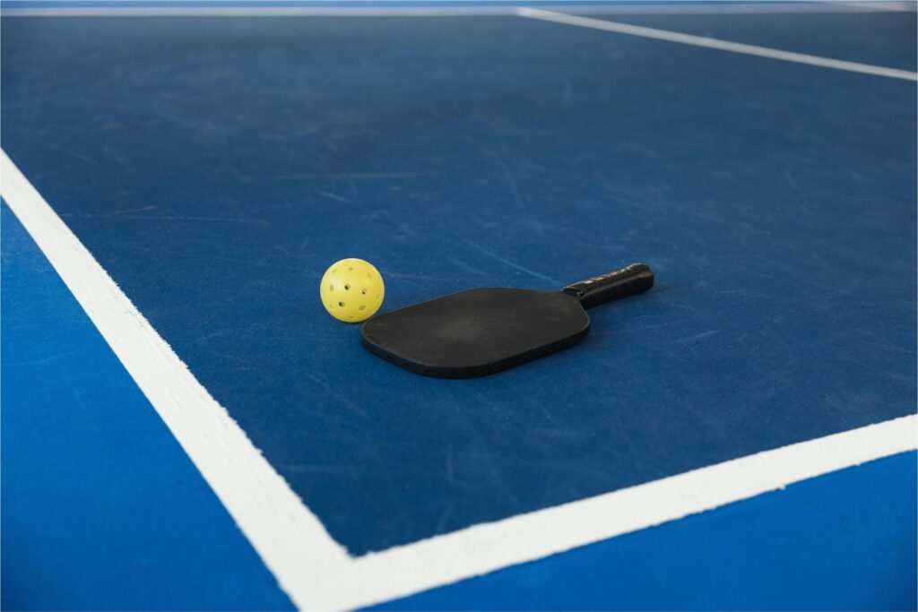 Pista de pickleball con pala y pelota